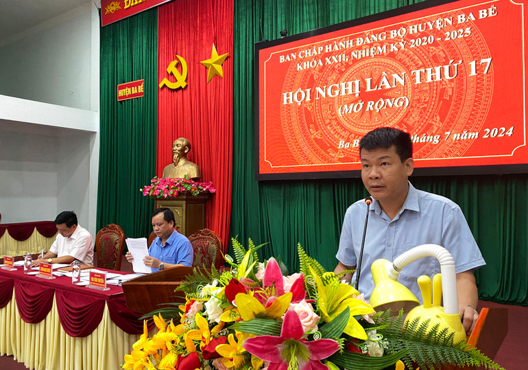 Đồng chí Dương Ngọc Thuyết, Bí thư Huyện ủy Ba Bể phát biểu kết luận hội nghị. 3.jpg