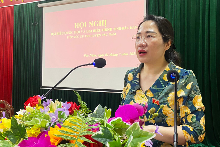 Bà Nguyễn Thị Thuỷ, Phó Chủ nhiệm Ủy ban Tư pháp của Quốc hội, đại biểu Quốc hội tỉnh Bắc Kạn phát biểu tại buổi tiếp xúc cử tri huyện Pác Nặm. TX1.jpg