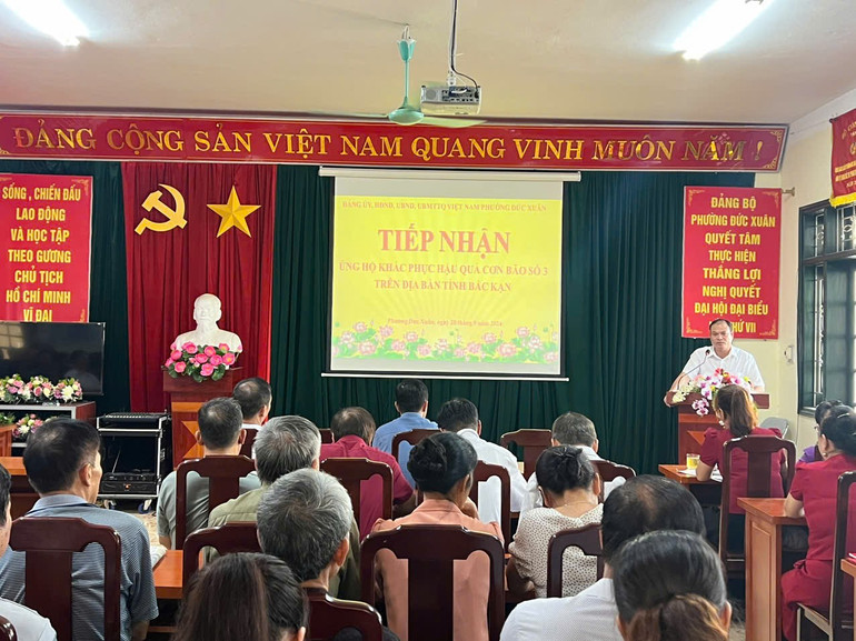 Ông Nông Viết Vỹ, Phó Bí thư Đảng ủy, Chủ tịch Ủy ban nhân dân phường Đức Xuân, Trưởng ban chỉ huy tìm kiếm cứu nạn phường Đức Xuân phát biểu tại hội nghị. z5848760270645_5a3d2eca29446c7189dc87dcbbc06d26.jpg