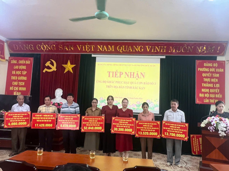 Chủ tịch Ủy ban MTTQ phường Đức Xuân, bà Lô Thị Kim tiếp nhận tiền ủng hộ của các tổ dân phố. z5848760294618_50103f6b86b9ec6cb965c4ad41188490.jpg