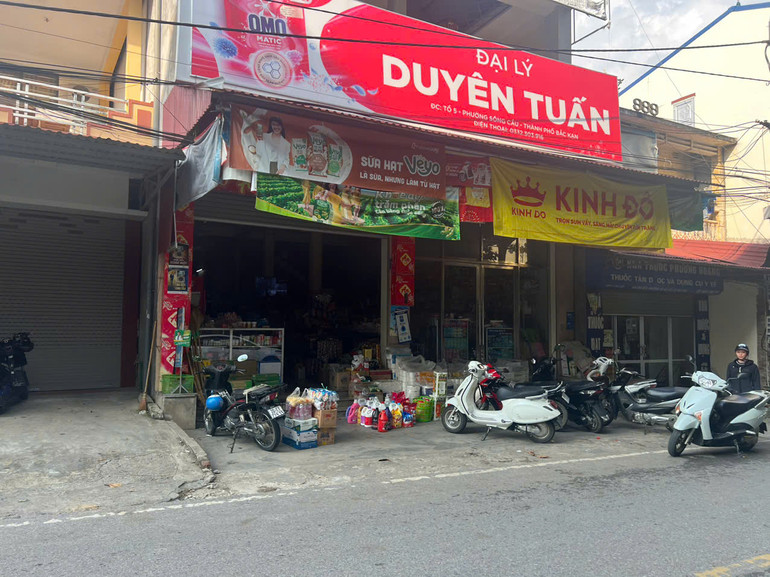 Khách mua hàng rất đông tại cửa hàng tạp hóa Duyên Tuấn để chuẩn bị cho dịp Tết Trung thu cận kề. z5833525671024_9ebd4243e60b886a3801b7bb28581d1c.jpg