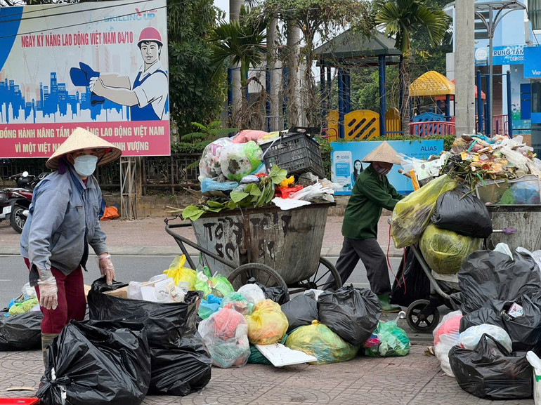 Công nhân vệ sinh môi trường tập trung xử lý rác thải tại đầu Phố đi bộ Sông Cầu. z6265797560110-6a2fd0ac9922ab8e533a4dd51055f70a.jpg