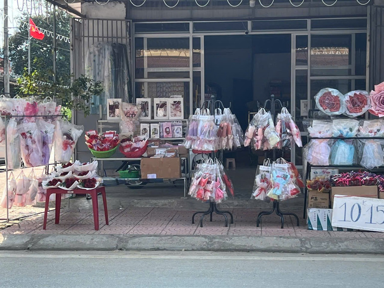 Một cửa hàng hoa và quà tặng ngay tại thành phố Bắc Kạn. z5943614383587-b97bb3ebdc4aa64f705cd045146165ca-copy-1036.jpg