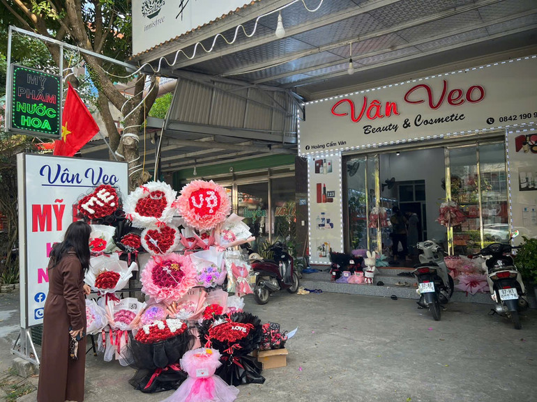 Khách hàng đang lựa chọn những bó hoa phù hợp để làm quà tặng ở cửa hàng mỹ phẩm Vân Veo tại thành phố Bắc Kạn. z5943614476561-d494ad1bba78c4320db9e8ff2231f051-5597.jpg