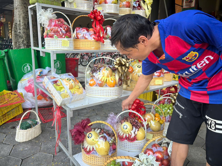 Khách hàng đang lựa chọn những giỏ hoa quả tươi ngon, đẹp mắt nhất làm quà tặng 20/10. z5943614610601-4fe6512228ae7bddea09945f61f71390-copy-7036.jpg