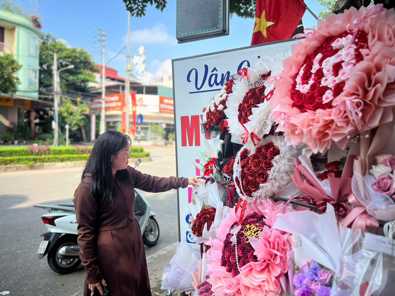 Khách hàng đang lựa chọn những bó hoa phù hợp để làm quà tặng ở cửa hàng mỹ phẩm Vân Veo tại thành phố Bắc Kạn. z5943614466782-7af31a1309f398ef587438db6bc18334-3821.jpg