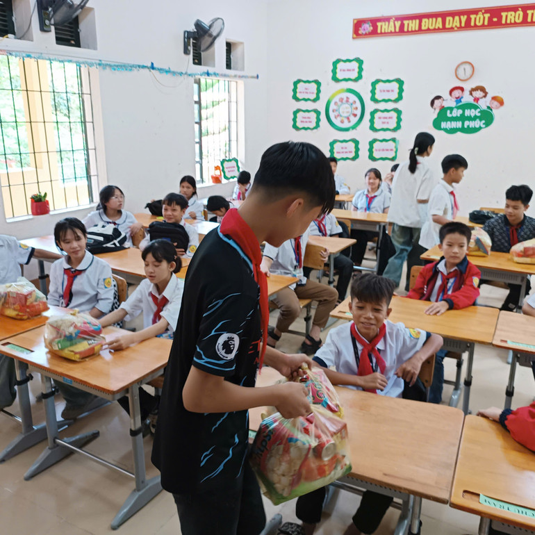 Các em học sinh lớp 7A, Trường Tiểu học và THCS Dương Quang, thành phố Bắc Kạn được nhà trường, phụ huynh tổ chức phát quà Tết Trung thu. z5833109977417_5de364258f6ec2d6abaeff1edcdce3d2.jpg