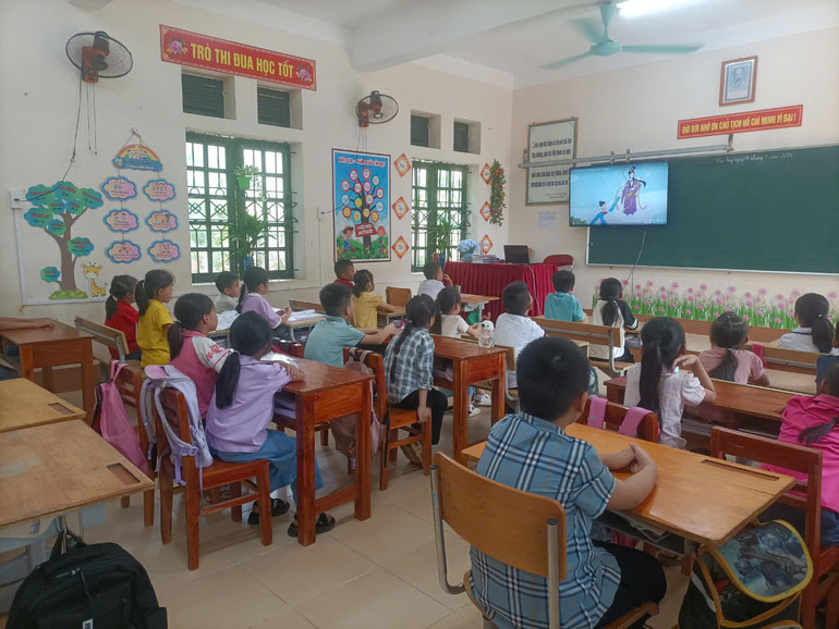 Các em học sinh lớp 3B, Trường Tiểu học và THCS Dương Quang, thành phố Bắc Kạn được nhà trường, phụ huynh tổ chức và phát quà Tết Trung thu. z5833109150931_feb6557cd8dac7e5241ea9dd040b9c4f.jpg