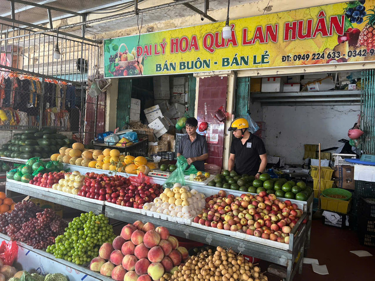 Đa dạng các mặt hàng hoa quả, trái cây tại cửa hàng Huân Lan (thuộc tổ 9B, phường Đức Xuân, TP Bắc Kạn). z5833479941024_1bd282074d9e5a0b764ba2b333919ff2.jpg