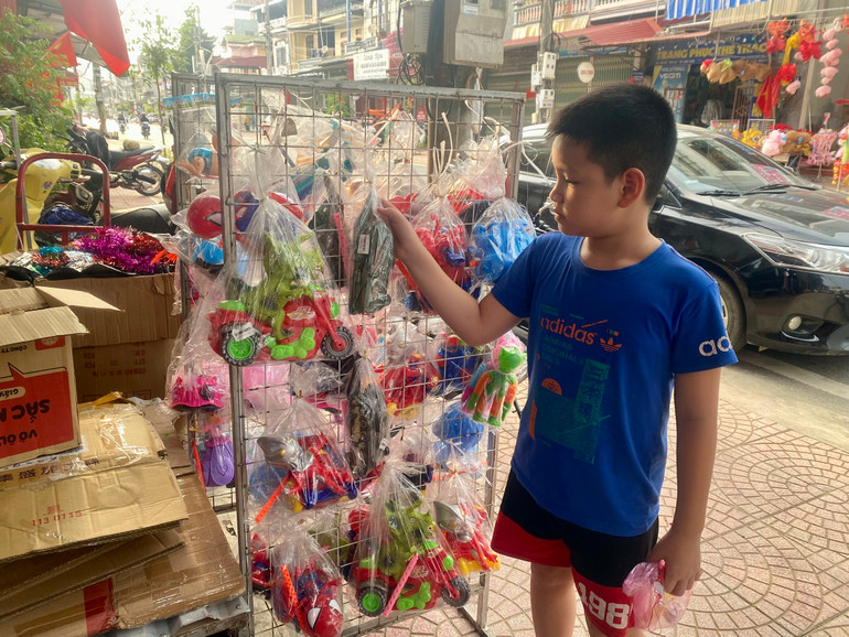 Những cháu nhỏ thích thú khi được bố mẹ đưa đi lựa chọn những món đồ chơi yêu thích. z5833481224883_c9e61429e7a39f33ce6b6534f3b36902.jpg