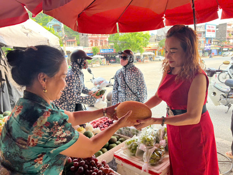 Sạp hàng hoa quả của bà Thủy gần cổng chợ Bắc Kạn đông khách hàng hơn khi dịp Tết Trung thu cận kề. z5833479957903_b5fbda87bf8a5d0196d99ad53a187803.jpg