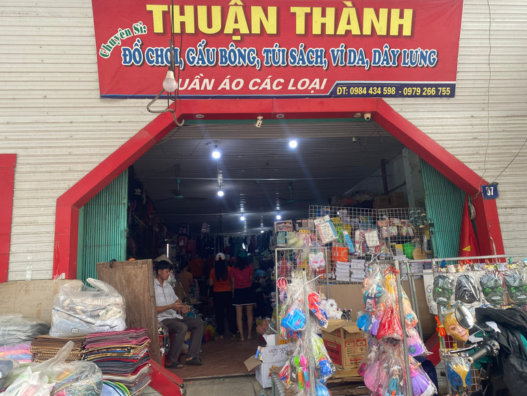 Khách mua hàng lựa chọn đồ chơi cho Tết Trung thu của thiếu nhi. z5833479717322_503308b988b9c8a0937090099655bc6f.jpg
