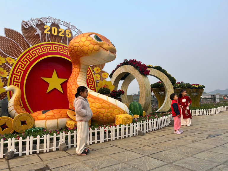 Các cháu nhỏ vô cùng thích thú khi được chụp ảnh bên chú rắn trên Phố đi bộ Sông Cầu. z6265620685252-cb29f3c3b59e2e7fe4929b404d235ae7.jpg