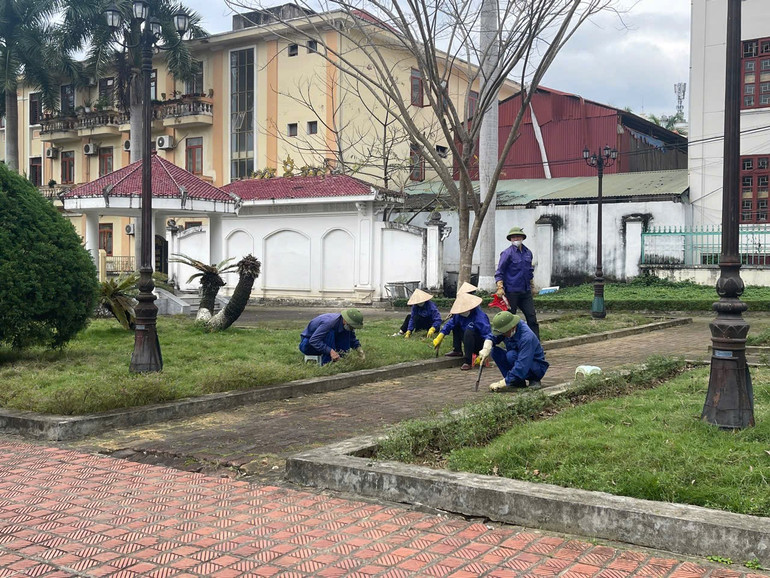 Công nhân môi trường đang làm công tác cắt tỉa, chỉnh trang cây xanh, thảm cỏ để cảnh quan môi trường của thành phố luôn gọn gàng, sạch đẹp. z6265695001666-5477bc0676e43d090475e1d589ed2607.jpg