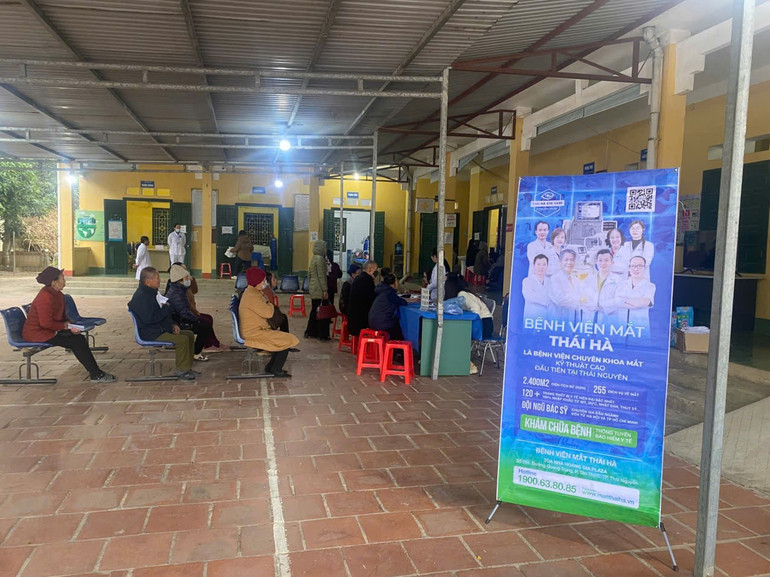 Người dân xếp hàng chờ khám bệnh anh-1.jpg