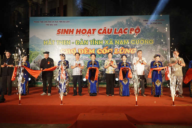 Lãnh đạo huyện Chợ Đồn cắt băng khai trương Chợ đêm Cốc Lùng. DSC01378.JPG