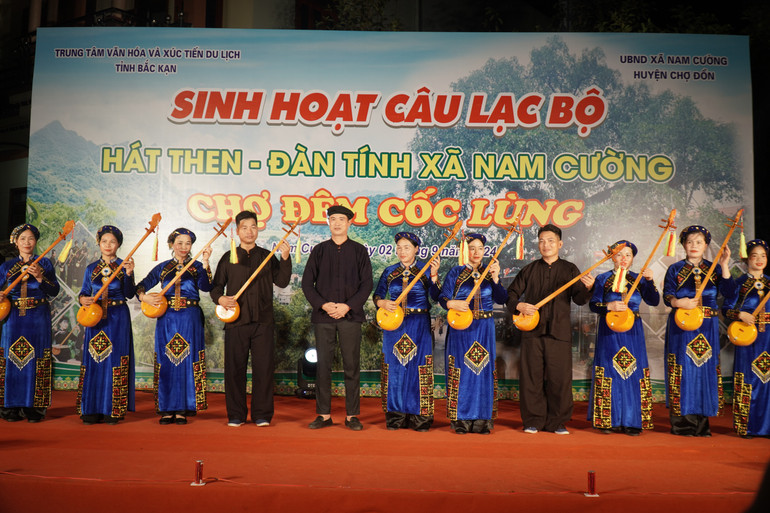 Lãnh đạo Trung tâm Văn hoá và Xúc tiến du lịch tỉnh tặng đàn Tính cho các thành viên CLB. DSC01368.JPG