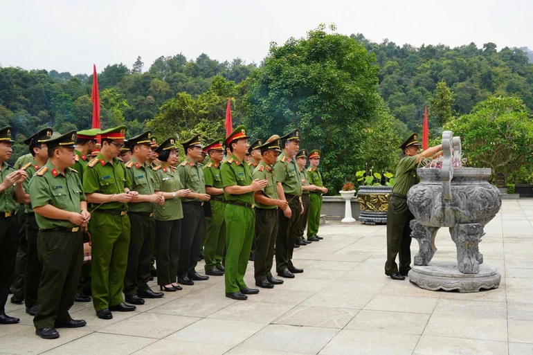 Công an Bắc Kạn về nguồn, báo công tại Khu Di tích Pác Bó
