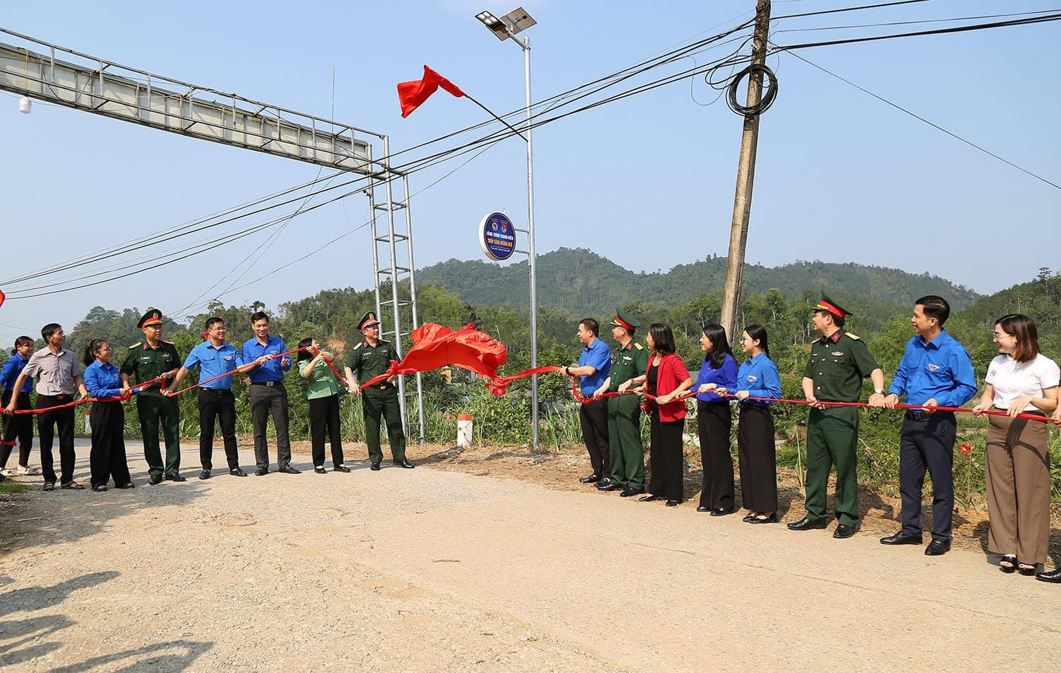 Các đại biểu cắt băng khánh thành công trình thanh niên "Thắp sáng đường quê" tại các xã Tân Tú, Lục Bình (Bạch Thông). 440783289-760433639528859-2695377551096535832-n-3805.jpg