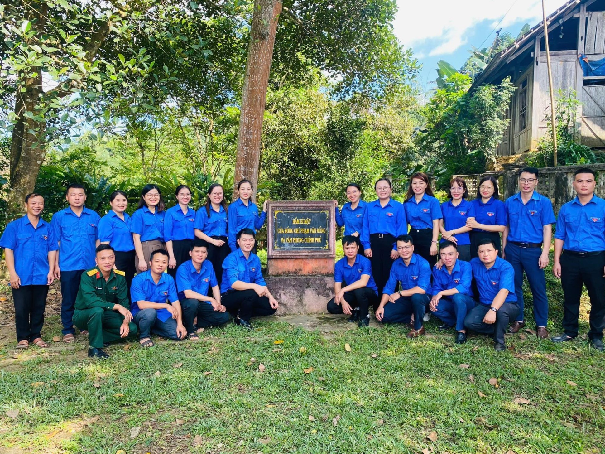 Ban Thường vụ Huyện đoàn Chợ Đồn chụp ảnh kỷ niệm tại bia di tích "Hầm bí mật của đồng chí Phạm Văn Đồng và Văn phòng Chính phủ". 464442001-122137253792332488-2730343894497171312-n.jpg