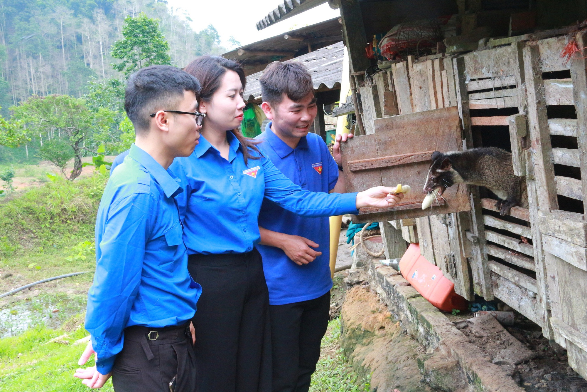 Anh Sang (thứ 3 từ ngoài vào) luôn nhiệt tình trong công tác đoàn, hội tại địa phương. z5894203536979-991f644bf061b27390a132cdaa0a4b8e-9734.jpg