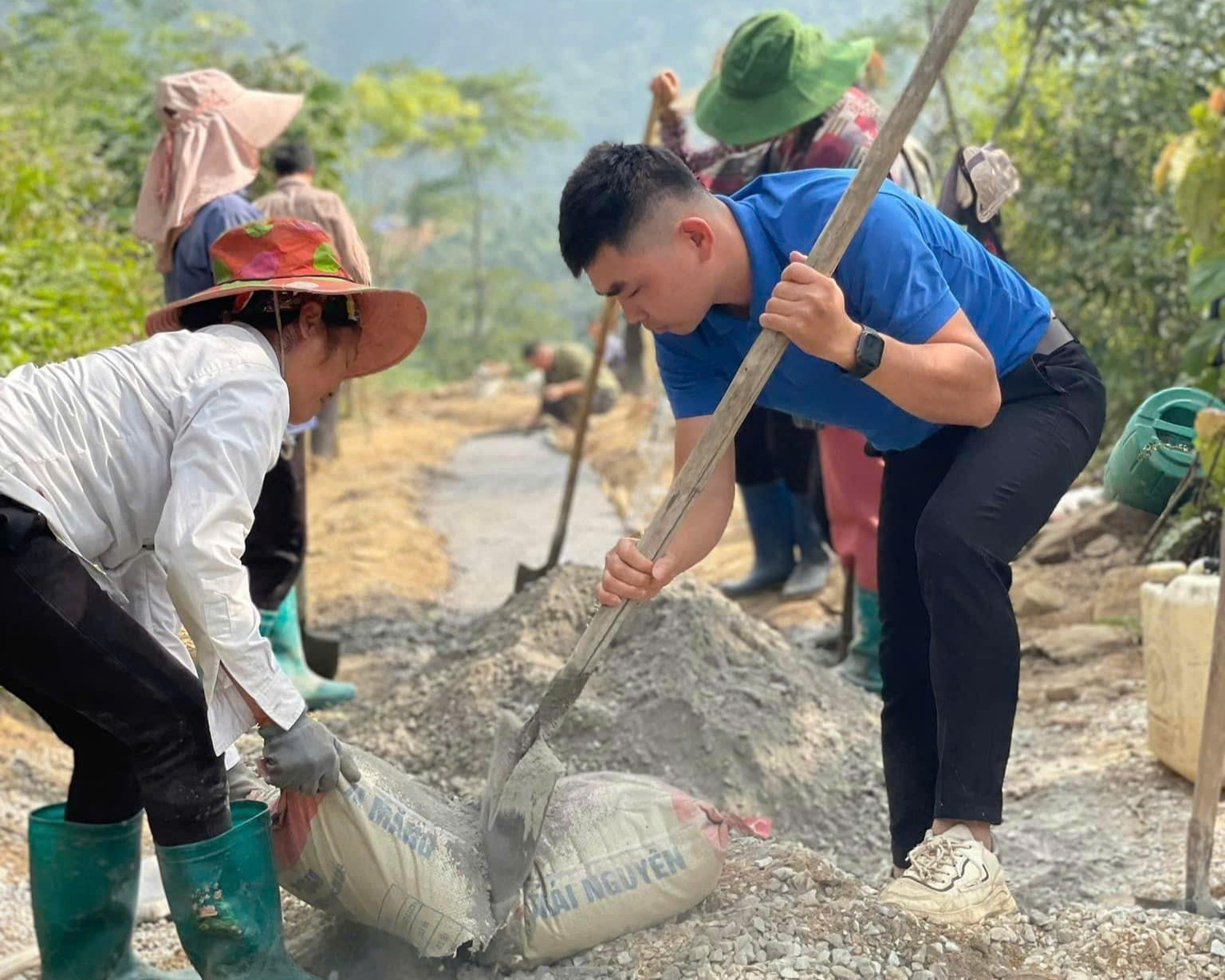 Anh Sang hỗ trợ người dân đổ bê tông đường. z5894206417443-9ec3a32b643e70da270e191692de601b-3493.jpg