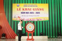 Ông Bế Ngọc Tuấn, Hiệu trưởng nhà trường đánh trống khai giảng năm học mới 2024-2025