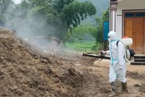 Phun khử khuẩn khu vực nhà dân tại xã Đồng Phúc (Ba Bể)