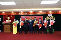 Đồng chí Trần Đình Liệu, Phó Giám đốc BHXH Việt Nam trao quyết định điều động, bổ nhiệm và đồng chí Nguyễn Huy Dũng, Phó Bí thư Tỉnh ủy, Chủ tịch UBND tỉnh Thái Nguyên tặng hoa chúc mừng đồng chí Giám đốc, Phó Giám đốc BHXH khu vực X