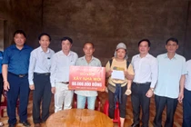 Hỗ trợ 60 triệu đồng cho gia đình ông Triệu Quốc Sinh xã Bằng Vân (Ngân Sơn) làm nhà mới