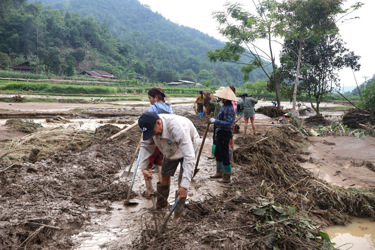 Người dân xã Yến Dương dọn dẹp đường dân sinh sau lũ. yen-duong.jpg