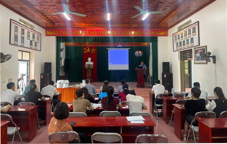 Các đại biểu, HTX, bà con nông dân tham dự hội nghị đánh giá kết quả ứng dụng đề tài . ba-2.jpg