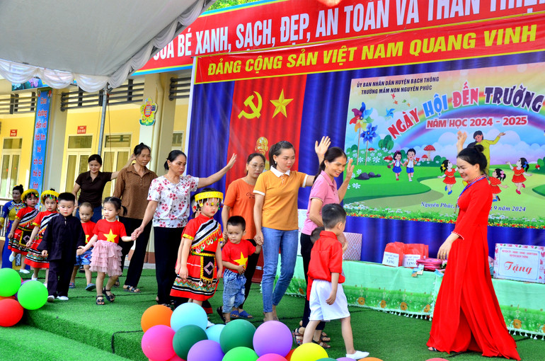 Nhà trường chào đón trẻ mẫu giáo 3 tuổi nhập học. giang 1.jpg