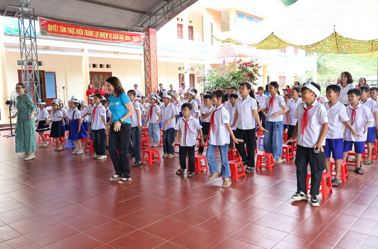 Đại diện tổ chức quốc tế, đại biểu tham gia điệu nhảy dân vũ với học sinh của Trường Tiểu học Thượng Giáo. ba-4.jpg
