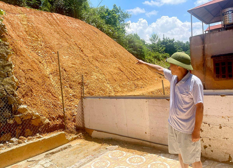 Ông Nông Văn Muộn là một trong những hộ bị đất sạt lở làm hỏng phần bếp cho biết, sau khi lượng đất được giải phóng gia đình đã tạm thời yên tâm về chỗ ở. kha c phuc.jpg