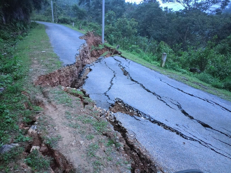 Mặt đường Vũ Muộn (Bạch Thông) đi Kim Hỷ (Na Rì) có đoạn bị nứt gãy, khiến các phương tiện phải lưu thông theo hướng khác. duong.jpg