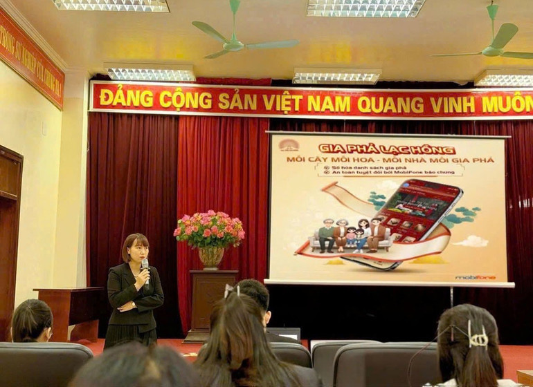 Đại diện MobiFone giới thiệu sản phẩm "Gia phả lạc hồng" tới khách hàng, đây là một sản phẩm dịch vụ mới ra mắt từ năm 2024. gioi-thieu.jpg
