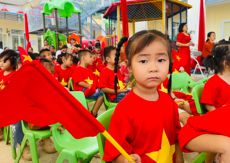 Gương mặt bỡ ngỡ của trẻ trong ngày tựu trường. tre 3.jpg