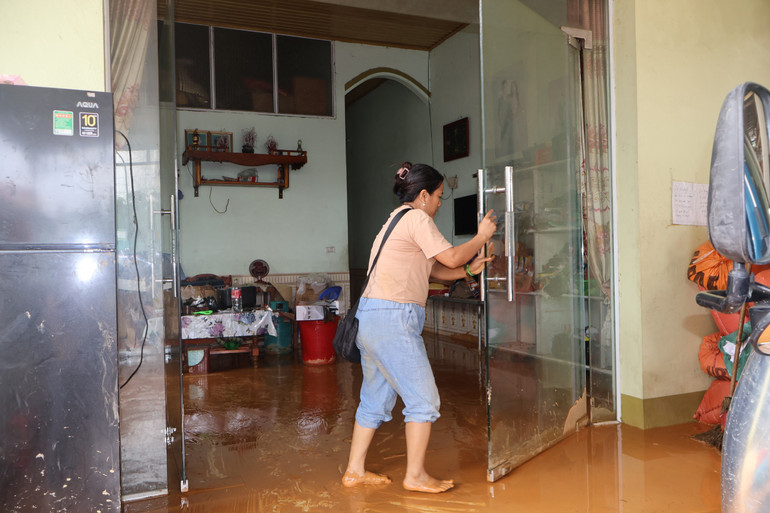 ផ្ទះរបស់គ្រួសារលោកស្រី Trieu Thi Kieu នៅក្រុង Phu Thong ត្រូវជន់លិចដោយភក់ បណ្តាលឲ្យខូចខាតសម្ភារជាច្រើន។ bun-dat.jpg