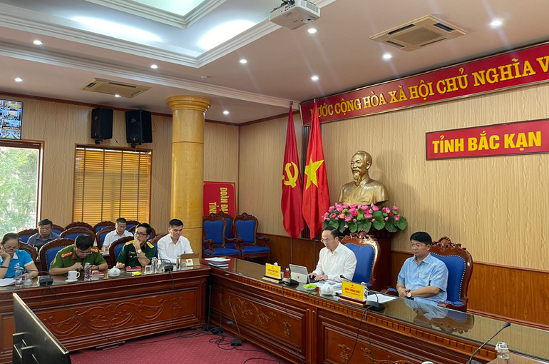 Lãnh đạo tỉnh Bắc Kạn nghe thông tin về tình hình di chuyển cơn bão số 3 từ Ban Chỉ đạo Quốc gia về phòng, chống thiên tai. bao 2.jpg