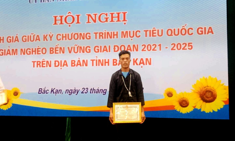Anh Triệu Tòn Pu ở thôn Thôm Mèo, xã Xuân La (huyện Pác Nặm) nhận Bằng khen của UBND tỉnh năm 2023 vì có thành tích tiêu biểu trong phong trào thi đua “Bắc Kạn chung tay vì người nghèo – không ai bị bỏ lại phía sau. pu2.jpg