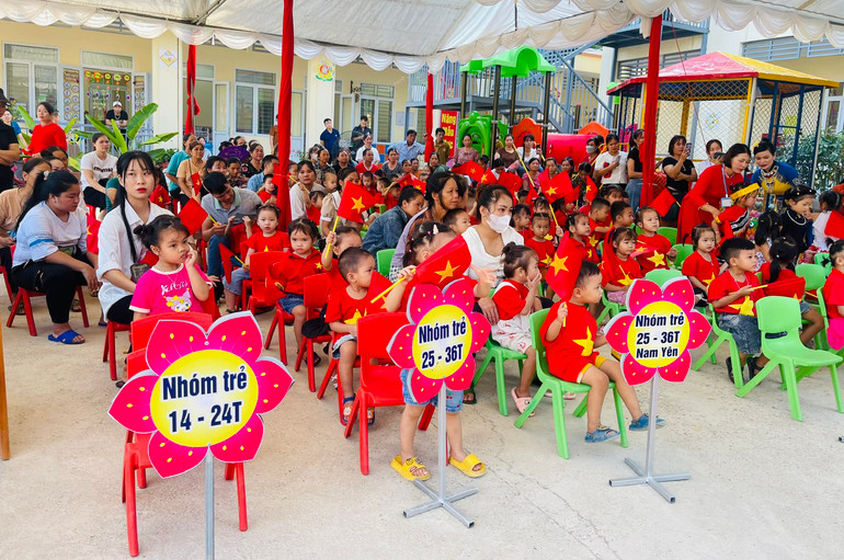 Năm học mới 2024-2025, cô và trò Trường Mầm non Nguyên Phúc được học trong ngôi trường mới xây khang trang. nhom tre.jpg