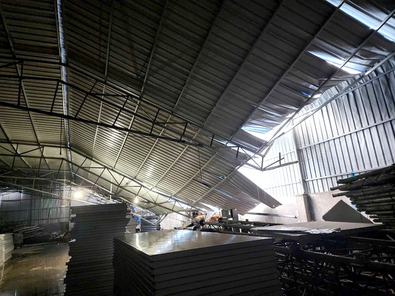 Xưởng gỗ tại phường Xuất Hóa, TP. Bắc Kạn bị đổ sập một phần mái. nha xuog.jpg