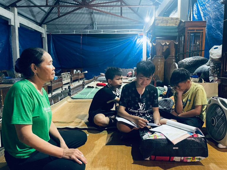 Hiện nay, gần 30 hộ dân xã Đồng Lạc (Chợ Đồn) vẫn đang ở tập trung tại nhà đình chợ của xã. dong lac.jpg