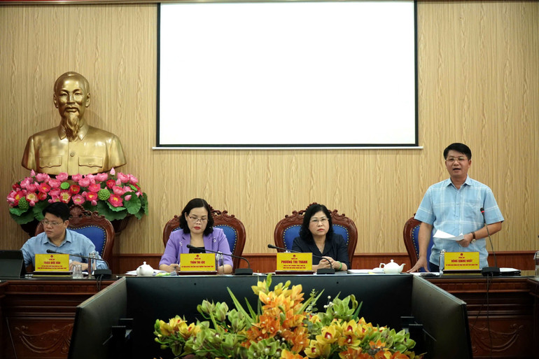 Đồng chí Nông Quang Nhất, Phó Chủ tịch UBND tỉnh điều hành và chủ trì hội nghị tổng kết. hoi-nghi.jpg