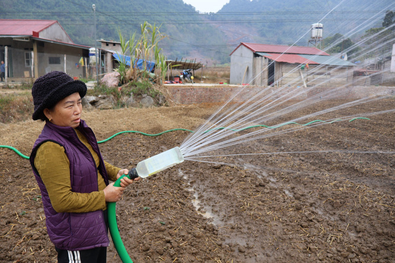Bà Hoàng Thị Thủy, xã Sơn Thành (Na Rì) bơm nước từ giếng khoan lên để tưới ruộng khoai tây. voi.jpg