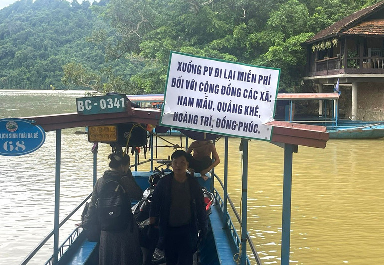Xuồng chở người dân có gắn biển miễn phí. mienphi-2500.jpg