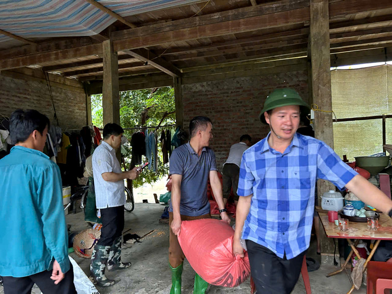 Lãnh đạo huyện Ba Bể hỗ trợ bà con thôn Pác Ngòi, xã Nam Mẫu di chuyển đồ đạc chống ngập úng. anh thinh.jpg