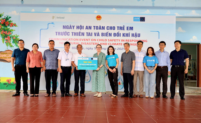 Đại diện tổ chức quốc tế trao quà tặng là thiết bị vật tư nước sạch vệ sinh cho đại diện xã Thượng Giáo. ba-2.jpg
