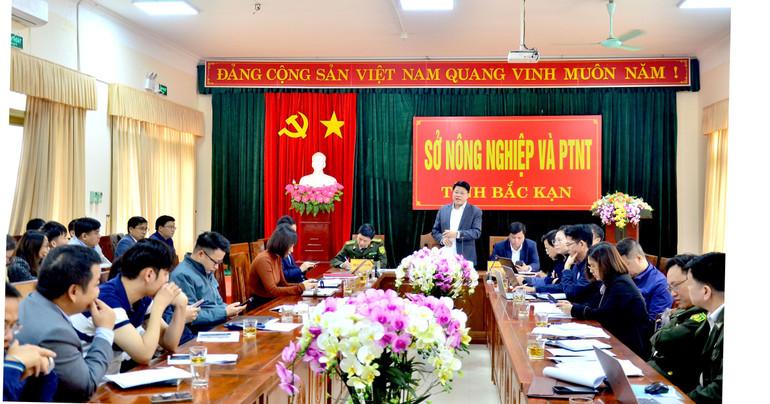 Ông Triệu Đức Văn, Tỉnh ủy viên, Giám đốc Sở NN&PTNT điều hành hội nghị. anh-van.jpg